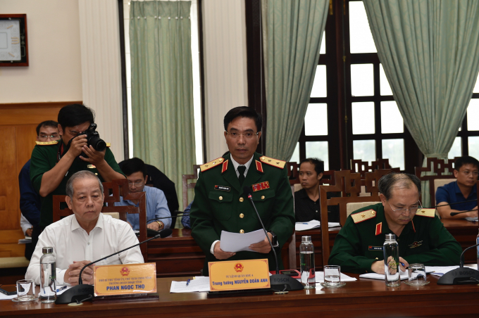 Trung tướng Nguyễn Doãn Anh, Tư lệnh Quân khu 4 báo cáo tại cuộc họp. Ảnh: VGP/Nhật Bắc.