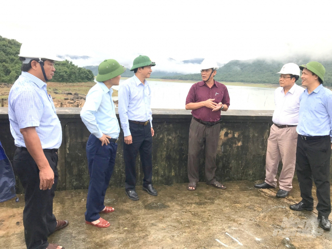 The mission of the Ministry of Agriculture and Rural Development inspected Nui Mot reservoir in Nhon Tan commune (An Nhon town, Binh Dinh province). Photo: Vu Dinh Thung.