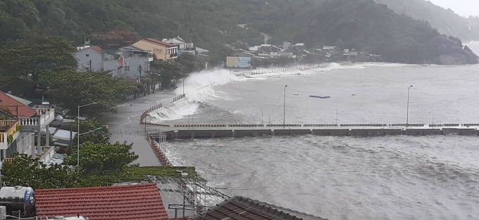 Sóng biển tại Cù Lao Chàm (Quảng Nam) cao từ 4-6m, đe dọa nhà dân ven biển.