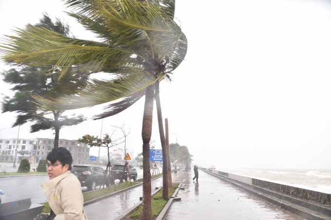 Gió lớn tại khu vực đường Nguyễn Tất Thành, Đà Nẵng, sáng 28/10.