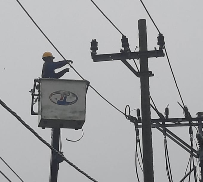 Ngành điện lực đang nỗ lực khắc phục sự cố điện ở Sông Cầu (Phú Yên), sáng 28/10. Ảnh: Duy Dũng.
