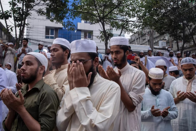 Người Hồi giáo Bangladesh tố cáo Tổng thống Pháp Emmanuel Macron vì những phát biểu của ông bảo vệ quyền trình chiếu hoạt họa mô tả nhà tiên tri Muhammad, ngày 27/10/2020.