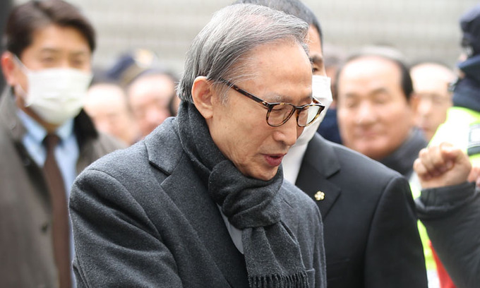 Cựu Tổng thống Hàn Quốc Lee Myung-bak chào hỏi những người ủng hộ trước khi dự phiên tòa xét xử tại Tòa Thượng thẩm Seoul hồi tháng 2. Ảnh: Yonhap.