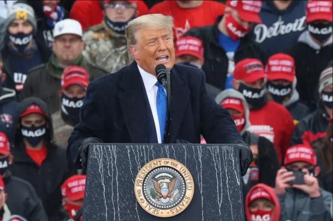 Tổng thống Donald Trump phát biểu trước những người ủng hộ trong một cuộc gặp gỡ tranh cử tại Sân bay Quốc tế Capital Region ở Lansing, Michigan, ngày 27/10/2020. Ảnh: Getty Images.