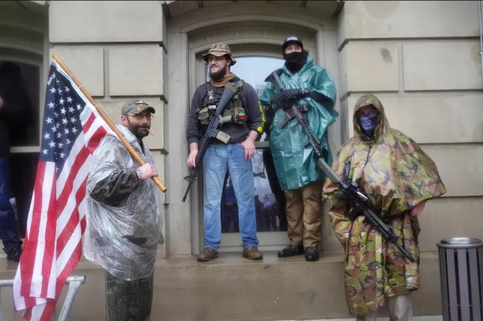 Những người biểu tình có vũ trang tham gia một cuộc mít-tinh ở Lansing, Michigan để phản đối lệnh lưu trú tại nhà của Thống đốc, ngày 14/5/2020. Ảnh: Getty Images.