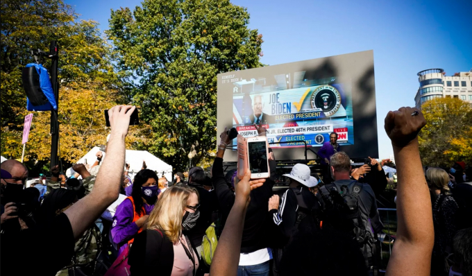 Người dân tập trung tại quảng trường McPherson, thủ đô Washington (Hoa Kỳ) để theo dõi kết quả cuộc chạy đua Tổng thống. Ảnh: AP.