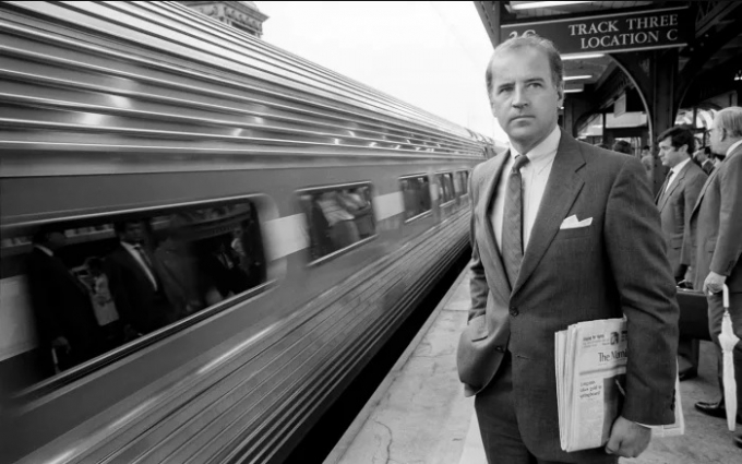 Thượng nghị sĩ Joe Biden trên sân ga ở Wilmington, Delaware, tháng 9/1988. Ông đang trở lại làm việc tại Thượng viện thì bị chứng phình động mạch, đe dọa đến tính mạng.