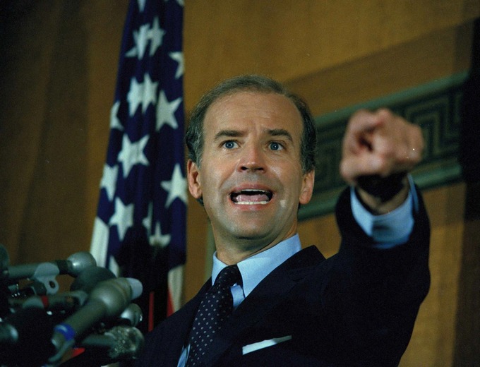 Thượng nghị sĩ Joe Biden trong cuộc họp báo tại tòa quốc hội Mỹ năm 1987. Ảnh: AP.