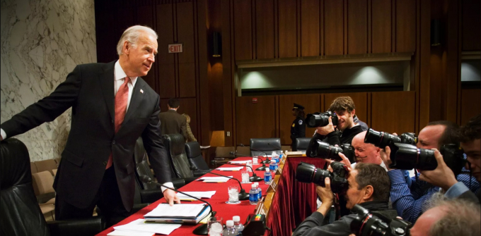 Chủ tịch Ủy ban Đối ngoại Thượng viện Hoa Kỳ Joe Biden trước phiên điều trần về các lựa chọn chính sách ở Iraq, ngày 10/1/2007. Ảnh: Getty Images.