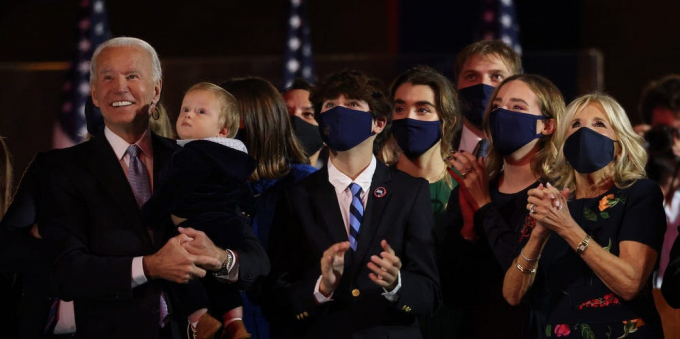 Tổng thống đắc cử Joe Biden và gia đình xem pháo hoa sau bài phát biểu của ông trước quốc dân ở Wilmington, Delaware, ngày 7/11/2020. Ảnh: Getty Images.