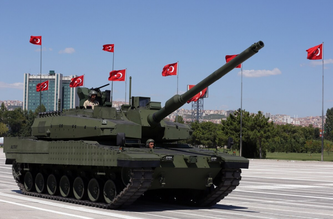 Chiếc xe tăng Altay phiên bản đầu tiên của Thổ Nhĩ Kỳ tham gia cuộc diễu hành quân sự ở Ankara, ngày 30/8/2015. Ảnh: AP.