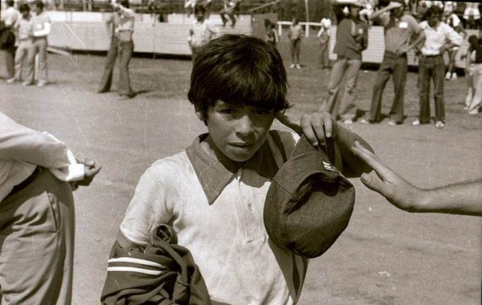 Bức ảnh thời thơ ấu của Diego Maradona khi đang chơi cho đội trẻ em Los Cebollitas (những củ hành nhỏ) tại Torneos Evita năm 1973. Ảnh: Twitter.