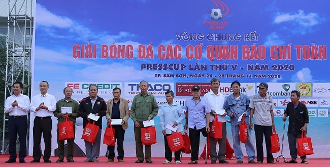 Ban tổ chức Vòng chung kết Press Cup 2020 trao quà cho 10 gia đình chính sách tại TP. Sầm Sơn.