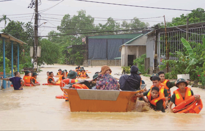 Lực lượng chức năng tỉnh Quảng Trị hỗ trợ di dời người dân đến nơi an toàn đợt mưa lũ vừa qua.