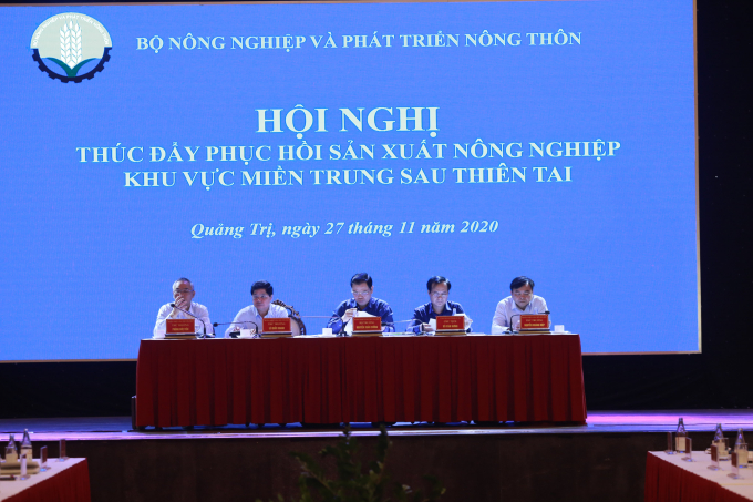 Bộ trưởng Nguyễn Xuân Cường cùng 3 thứ trưởng và Chủ tịch UBND tỉnh Quảng Trị tại hội nghị. Ảnh: Định Nguyễn.