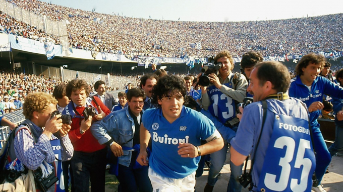 Maradona thành công rực rỡ trong màu áo nhiều câu lạc bộ, đặc biệt là Napoli.