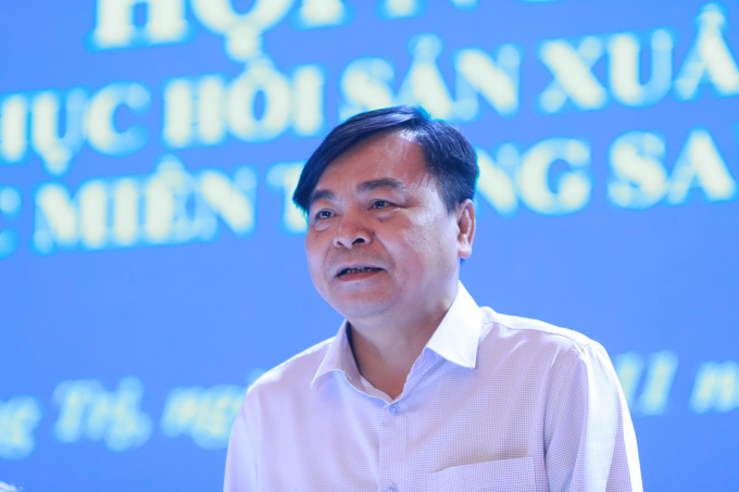Thứ trưởng Bộ NN-PTNT Nguyễn Hoàng Hiệp phân tích các giải pháp khắc phục hạ tầng sản xuất lâu dài. Ảnh: Định Nguyễn.