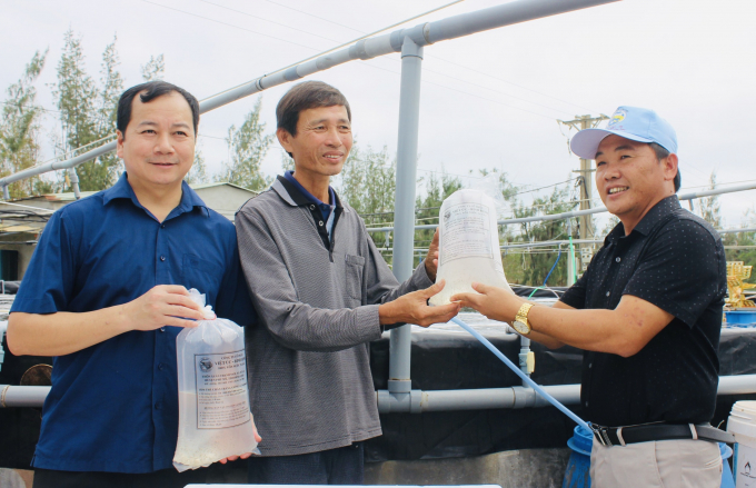 Tổng cục Thủy sản hỗ trợ tôm giống cho người dân Quảng Nam.