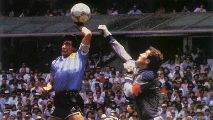 Maradona lập công bằng 'Bàn tay của Chúa'. Ảnh: Reuters.