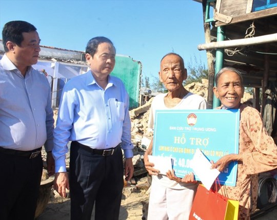 Chủ tịch Ủy ban Trung ương MTTQ Việt Nam Trần Thanh Mẫn chia sẻ và trao hỗ trợ xây nhà cho các hộ gia đình bị sập nhà do thiên tai tại Quảng Nam.