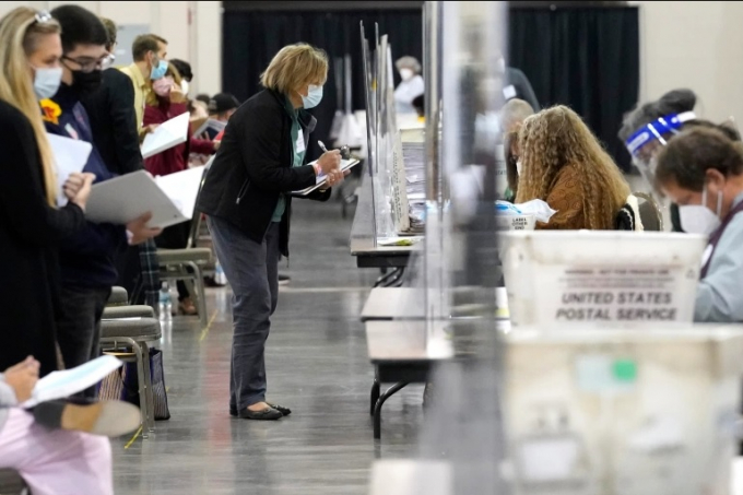 Các nhà quan sát xem những lá phiếu bầu Tổng thống trong cuộc kiểm phiếu lại bằng tay tại Milwaukee, bang Wisconsin. Ảnh: AP.