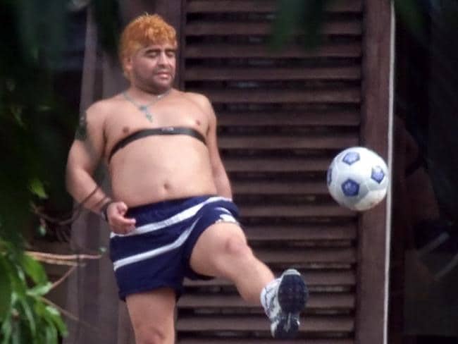 Diego Maradona chiến đấu với cơn nghiện của mình trong trại cai nghiện ma túy ở Cuba, năm 2000. Ảnh: AP.