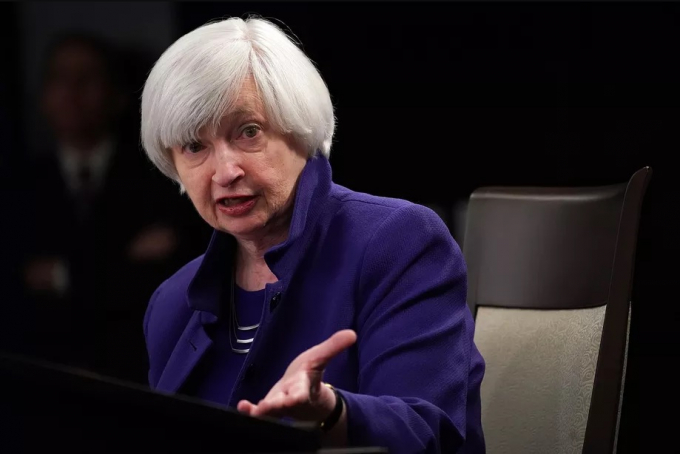 Bà Janet Yellen phát biểu tại một cuộc họp báo ở Washington, năm 2017, sau khi thông báo FED sẽ tăng lãi suất. Ảnh: Getty Images.