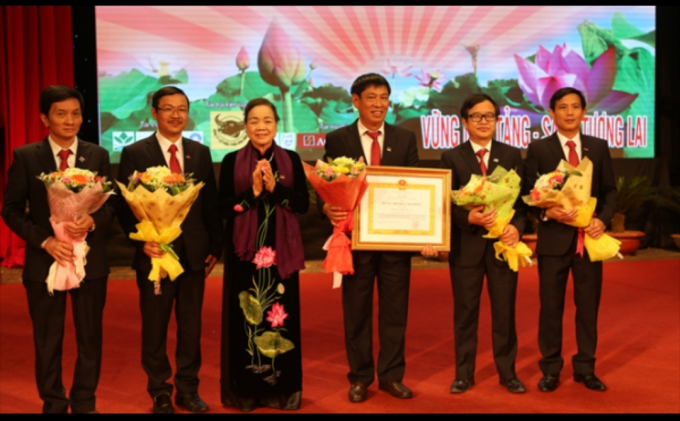 Báo Nông nghiệp Việt Nam đón nhận Huân chương Lao động hạng Nhất năm 2015.