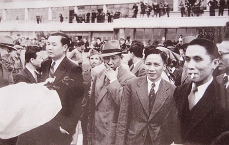 Kỹ sư Hoàng Văn Đức (đứng thứ hai từ phải qua) trong đoàn đại biểu Việt Nam tại Hội nghị Fontainebleau (1946). Ảnh: Tư liệu gia đình.