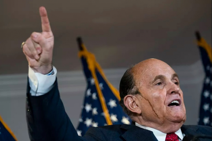 Rudy Giuliani - luật sư của Tổng thống Trump - nói với báo chí về các vụ kiện khác nhau liên quan đến cuộc bầu cử năm 2020, bên trong trụ sở Ủy ban Quốc gia Đảng Cộng hòa tại Washington, DC, ngày 19/11/2020. Ảnh: Getty Images.