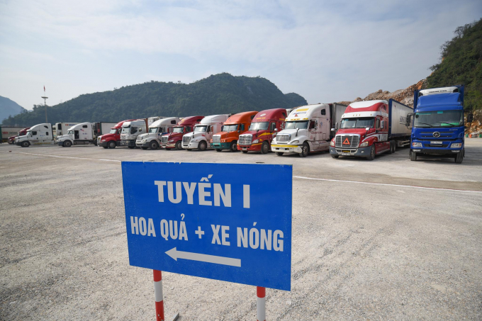 Xe chở nông sản Việt Nam chờ thông quan sang Trung Quốc ở Lạng Sơn. Ảnh: Tùng Đinh.