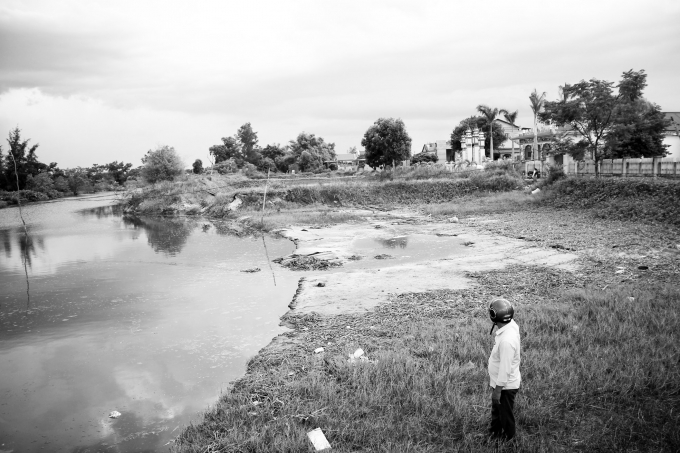 Đoạn kè sông Bầu Bợm bảo vệ làng Hà Lộc vỡ toác đã nhiều năm.
