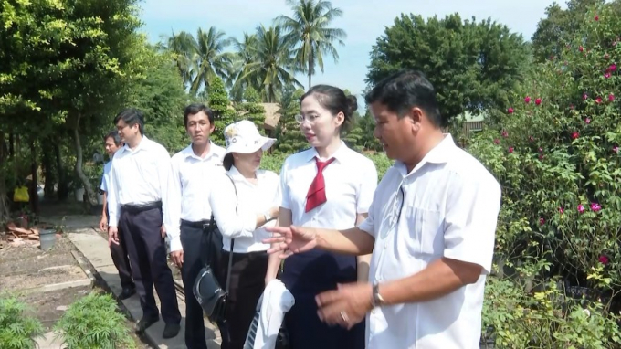 Ông Nguyễn Phước Lộc (ngoài cùng bên phải) tại Khu Du lịch Hoa Kiểng Sa Đéc.