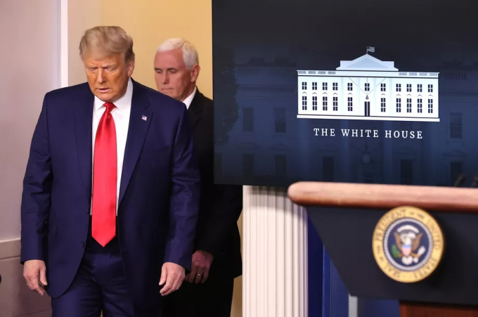 Tổng thống Trump và Phó Tổng thống Mike Pence chuẩn bị phát biểu trước báo giới tại Nhà Trắng, ngày 24/11/2020. Ảnh: Getty Images.