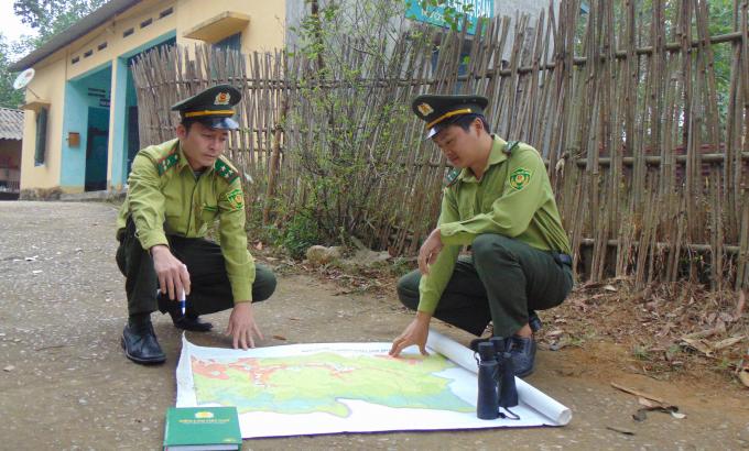 Anh Nguyễn Ngọc Thơm (bên trái) và anh Nguyễn Bá Giang (bên phải) Trạm Kiểm lâm địa bàn Nước Vàng triển khai nhiệm vụ tuần tra, bảo vệ rừng.