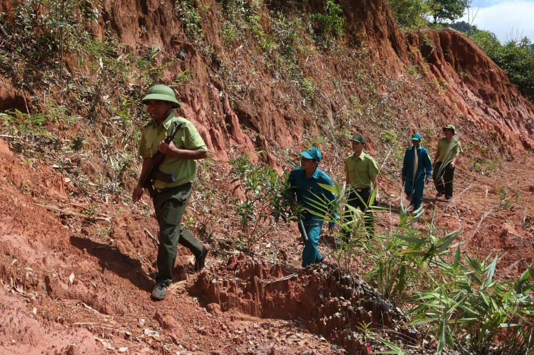 Cán bộ, chiến sĩ Tiểu đội Tự vệ Vườn quốc gia Tà Đùng tuần tra bảo vệ rừng.