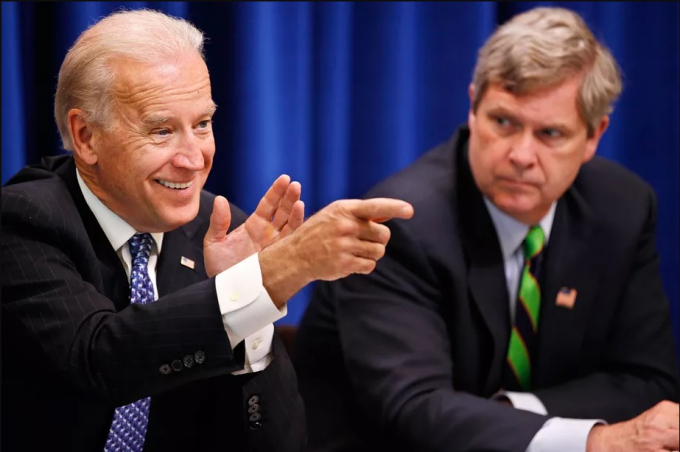 Tổng thống đắc cử Joe Biden và ông Tom Vilsack, người được đề cử làm Bộ trưởng Bộ Nông nghiệp, tại cuộc họp Nội các Hoa Kỳ năm 2010. Ảnh: Getty Images.