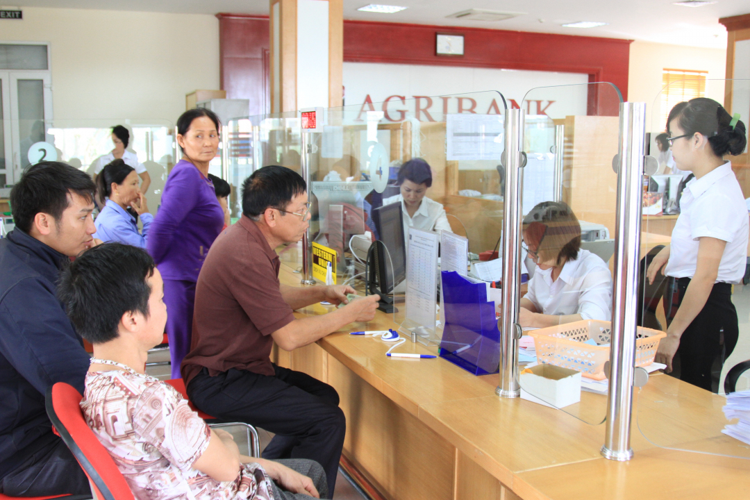 Hoạt động giao dịch tại các Chi nhánh Agribank luôn sôi động và thân thiện với khách hàng.