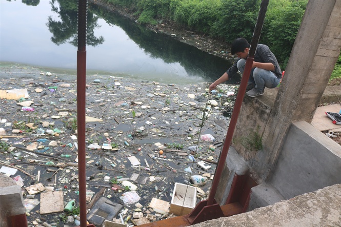 Rác thải sinh hoạt gây ô nhiễm nặng hệ thống thủy lợi Bắc Hưng Hải.