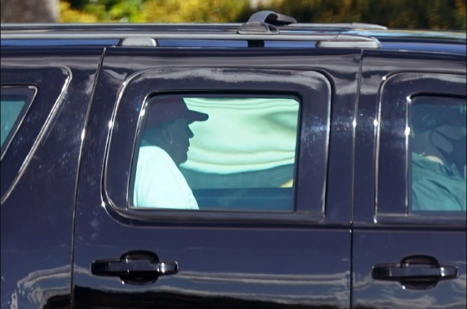 Tổng thống Mỹ Donald Trump ngồi trên xe ô tô khi rời Câu lạc bộ Golf Quốc tế Trump ở West Palm Beach. Ảnh: AP.