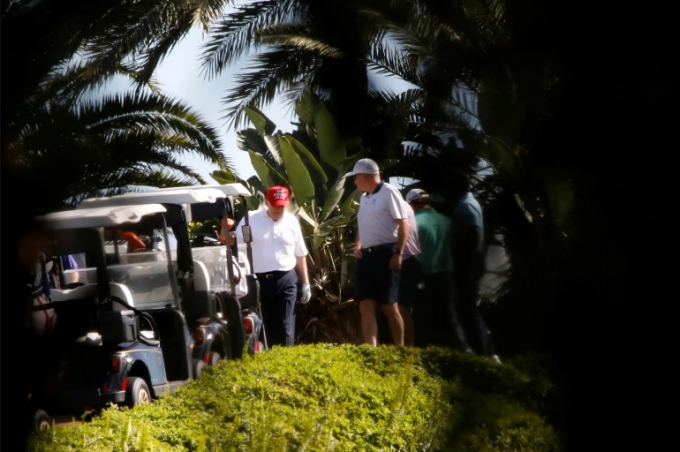 Tổng thống Mỹ Donald Trump chơi golf tại Câu lạc bộ Golf quốc tế Trump ở Florida, ngày 27/12/2020. Ảnh: Reuters.