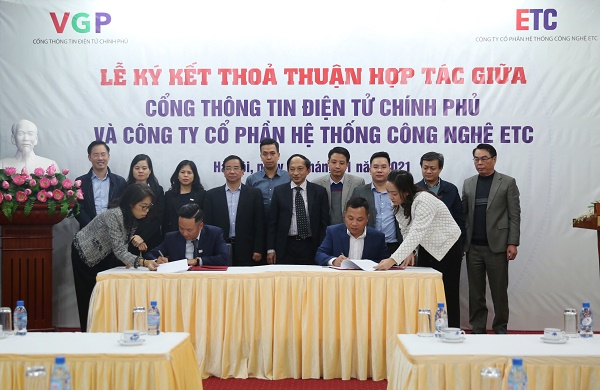 Ký kết thỏa thuận hợp tác giữa Cổng TTĐT Chính phủ và Công ty cổ phần hệ thống công nghệ ETC. Ảnh: VGP/Hoàng Giang.