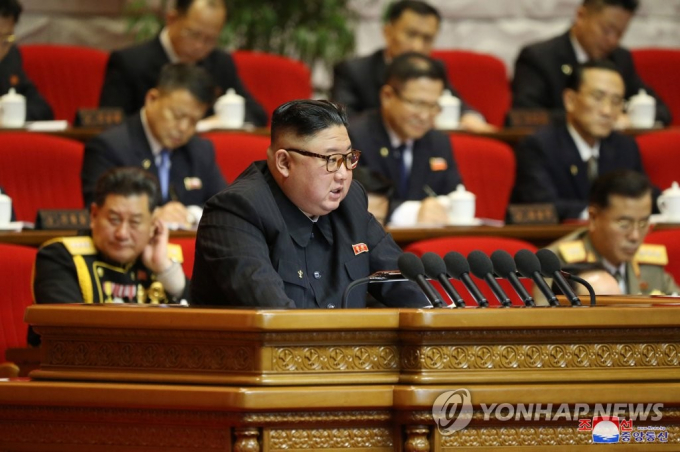 Nhà lãnh đạo Triều Tiên Kim Jong-un phát biểu trong ngày làm việc thứ hai của Đại hội lần thứ VIII của Đảng Lao động cầm quyền ở Bình Nhưỡng, ngày 6/1/2021. Ảnh: Yonhap.