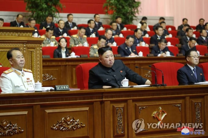 Nhà lãnh đạo Triều Tiên Kim Jong-un phát biểu trong phiên họp ngày làm việc thứ năm của Đại hội lần thứ tám của Đảng Lao động cầm quyền ở Bình Nhưỡng, ngày 9/1/2021. Ảnh: Yonhap.