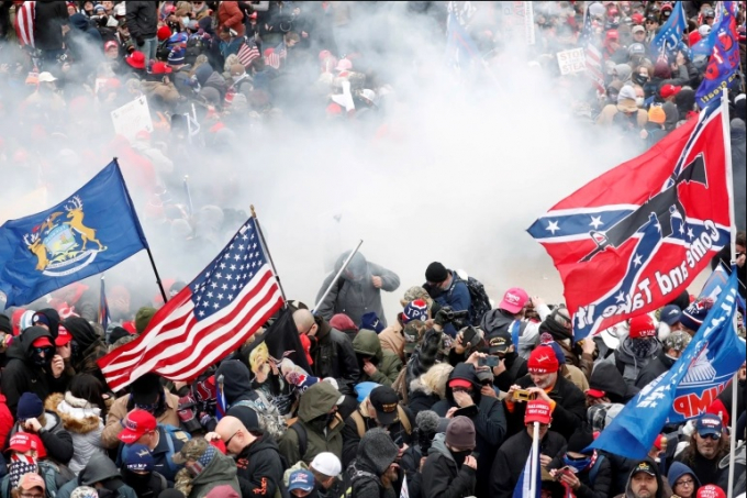 Đám đông người biểu tình bị xịt hơi cay trong cuộc đụng độ với cảnh sát Capitol tại tòa nhà Quốc hội Hoa Kỳ, ngày 6/1/2021.