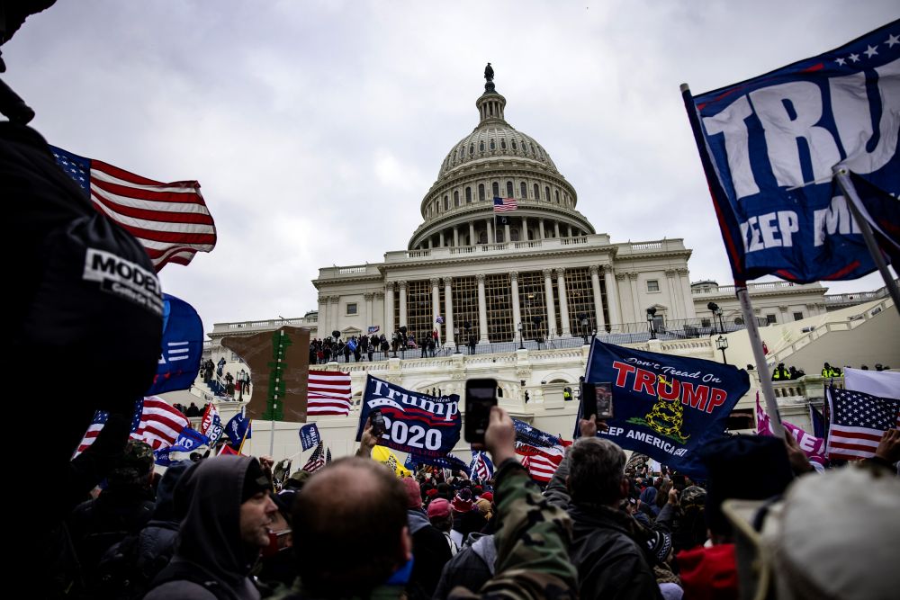 Những người ủng hộ Tổng thống Mỹ Donald Trump tập trung bên ngoài Điện Capitol, ngày 6/1/2021. Ảnh: Getty Images. 