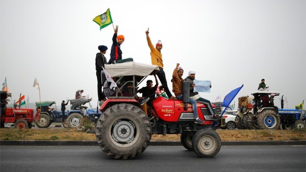 Nông dân xuống đường biểu tình phản đối các luật nông trại theo định hướng thị trường. Ảnh: Reuters.