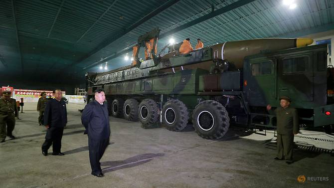 Nhà lãnh đạo Triều Tiên Kim Jong-un thị sát tên lửa đạn đạo xuyên lục địa Hwasong-14 trong bức ảnh không ghi ngày tháng do Hãng thông tấn Trung ương Triều Tiên công bố tại Bình Nhưỡng, ngày 5/7/2017. Ảnh: Reuters.