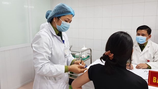 Tình nguyện viên sau 28 ngày tiêm mũi 1 đã được Học viện Quân y tiêm mũi 2 vắcxin Nano Covax liều 25mcg. Ảnh: PV/Vietnam+.