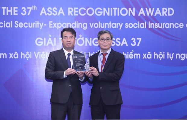 Bảo hiểm xã hội Việt Nam được trao giải thưởng của Chủ tịch ASSA với nội dung 'Bảo hiểm xã hội Việt Nam phát triển đối tượng tham gia bảo hiểm xã hội tự nguyện' trong năm 2020. Ảnh: PV/Vietnam+.